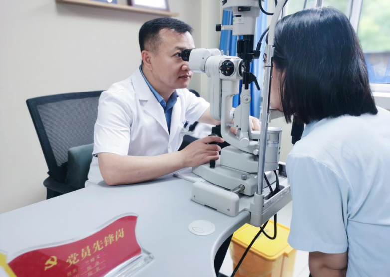 兰晓文:扎根非公医疗的光明使者(图1) 兰晓文:扎根非公医疗的光明使者(图1)